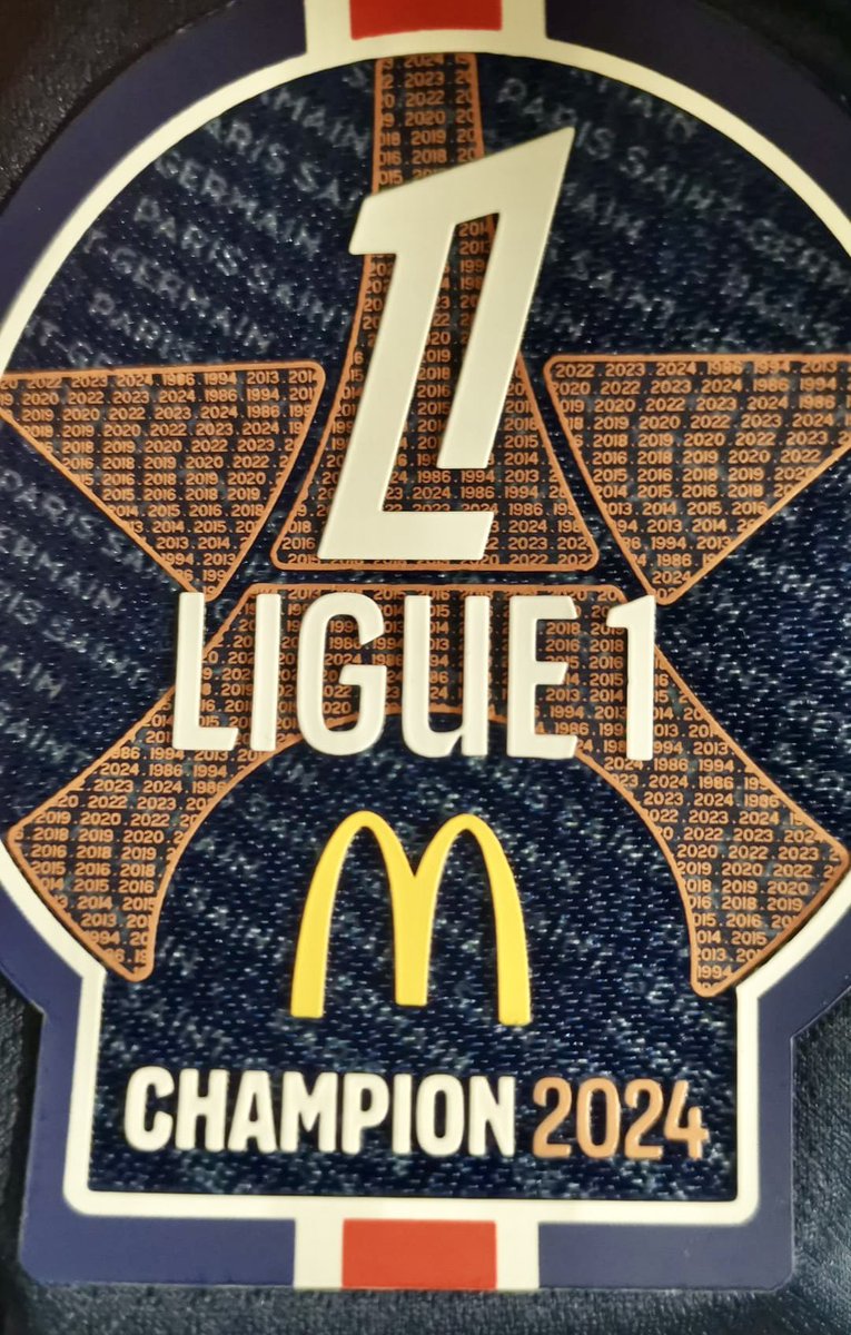 Voici le badge officiel 'Champion de France 2024' que portera le PSG la saison prochaine. 🏆❤️💙

📸 @cedric_lgl