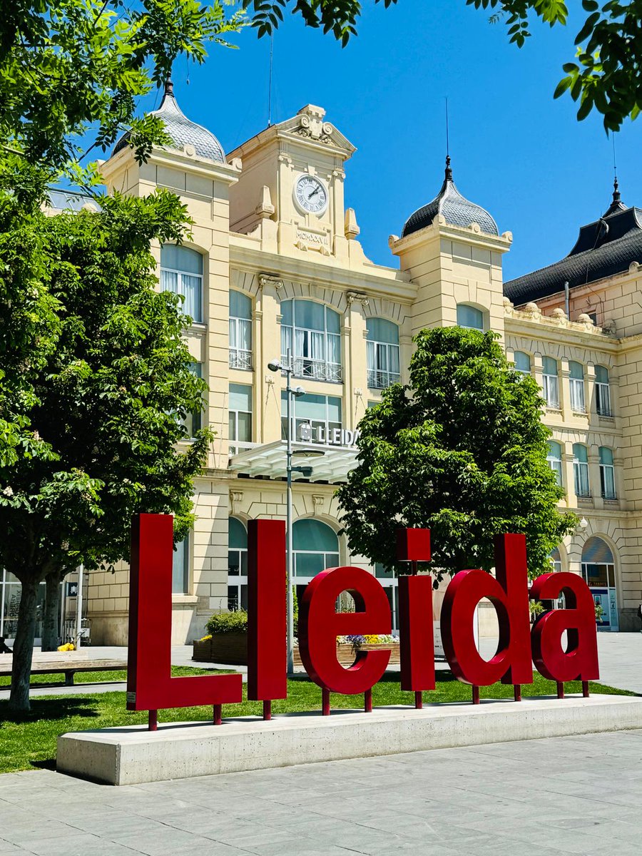 From 1926, this true historical monument is protected as a cultural asset: the neoclassical main building of the #TrainStation of Lleida (Spain) featuring a double-height lobby and unique iron and concrete structure. @harnaulleida @paerialleida @jesuscaballero @sociedadSEEN