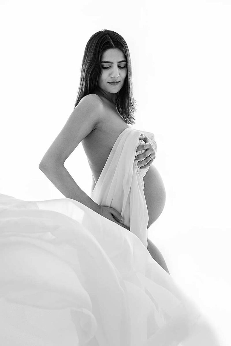 Embracing #MaternityPhotography: a journey to celebrate #motherhood zorz.it/3UPS7jj | #ValentinaRebeschini #PregnancyPhotography #MaternityPhotographer #AweInspiringMoments #PreciousMoments #InspiringPhotoIdeas #PregnancySession #anticipation