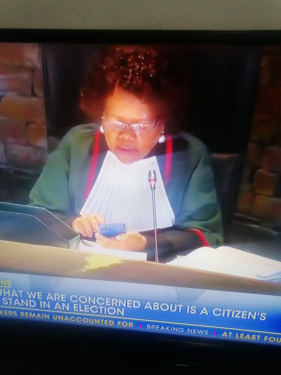 BREAKING NEWS:ALLEGEDLY CONCOURT JUSTICE PERUSING HER PHONE DURING A LIVE COURT SESSION!!! @OCJ_RSA CHECK: THIS PAINTS A VERY BAD PICTURE...AND SENDS A VERY BAD MESSAGE!!!🤔