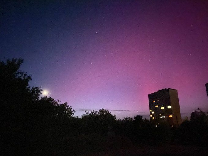 Residents of Kharkiv, Dnipropetrovsk, and Donetsk oblasts saw a rare aurora borealis - northern lights - tonight.

📷 Suspilne Dnipro, TG/Typova Kostiantynivka, X/@drunk_cachallot