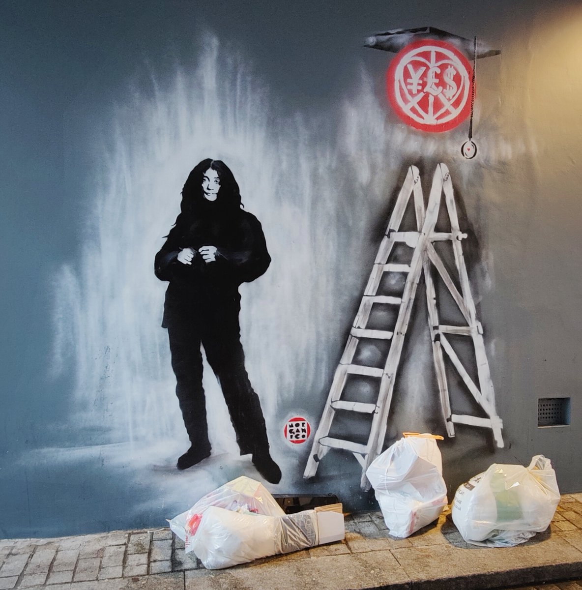 ArtNomads's tweet photo. #streetartsaturday is a #yokoono work in #masonsyard #london. If you stop in, also visit #whitecubegallery and have a quick pint at #ChequersTavern

#streetart #publicart #trash #murals #contempory #londonstreets #streetartphotography #london #yoko #artnomads #artadventuretravel https://t.co/tw6AsMX5C0