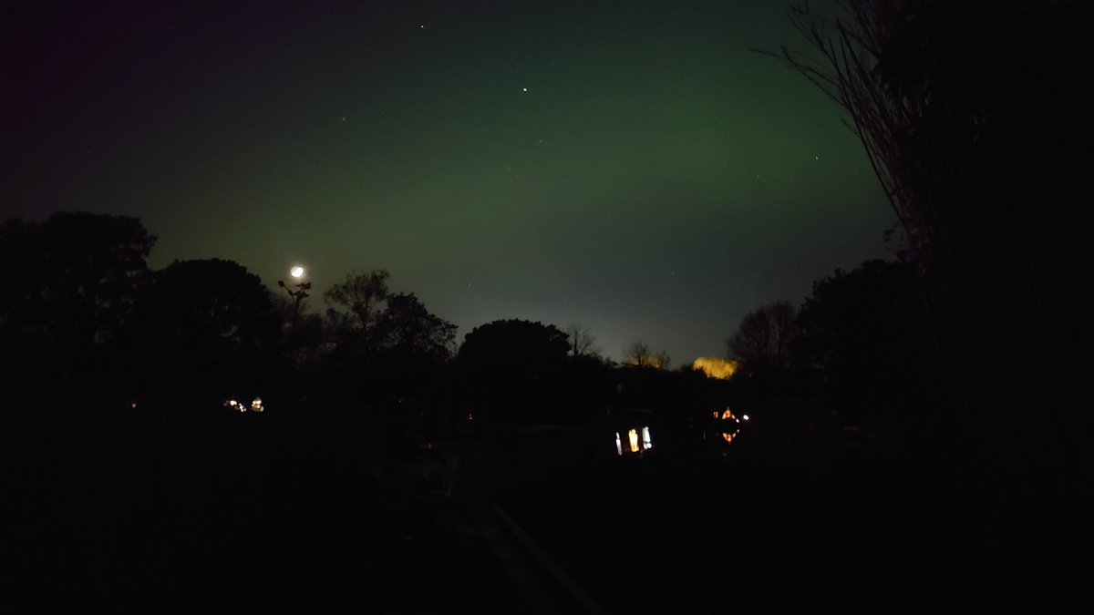 Bloody hell!! Aurora borealis in fkn UXBRIDGE!!!