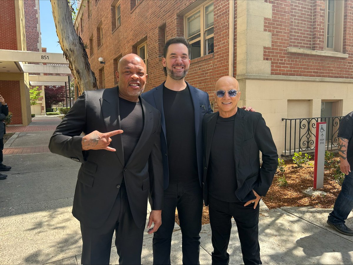 Celebrating our @USCIovineYoung graduates: one-of-a-kind students, one-of-a-kind school. Thanks to innovators and IYA founders @jimmyiovine_ and @drdre, visionary commencement speaker @alexisohanian and Paul Wachter. #USCGrad