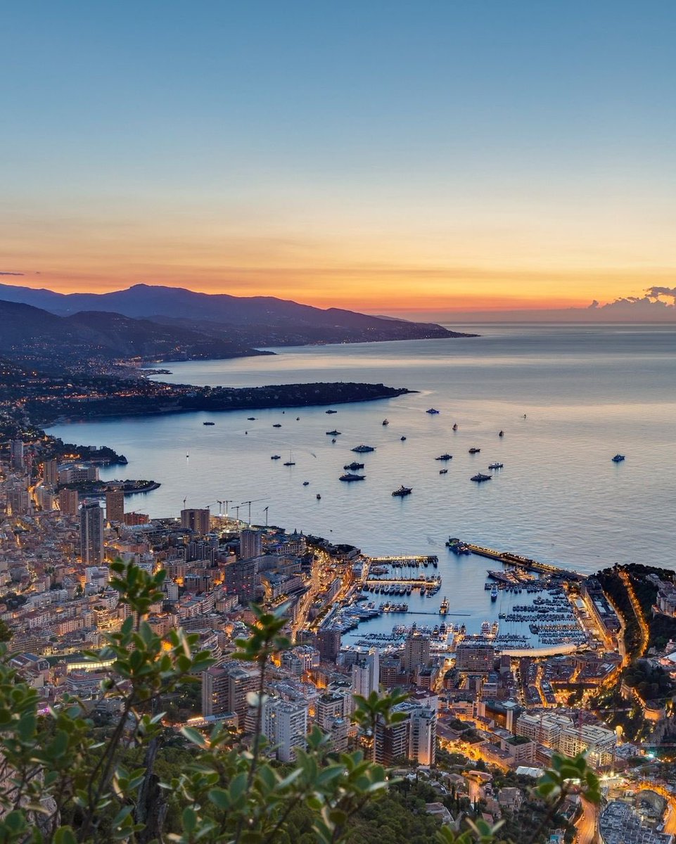 There is nothing better than Mediterranean summers. Here are some towns and places you can visit this summer, - a thread…🧵

1. Monte Carlo, Monaco 🇲🇨