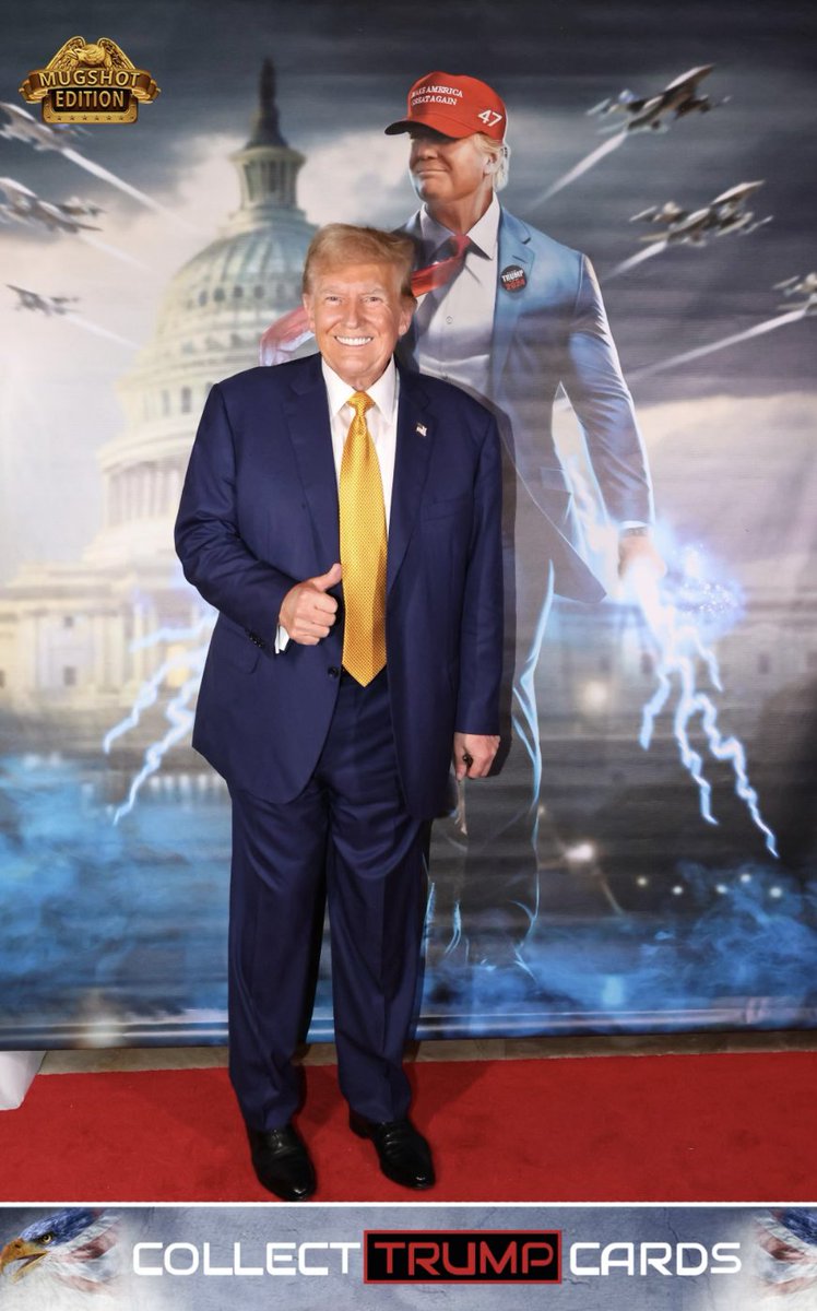 We hope everyone stayed until the end! President Trump generously walked around the room, shook collectors' hands, signed memorabilia, and took pictures! Thank You Mr. President!