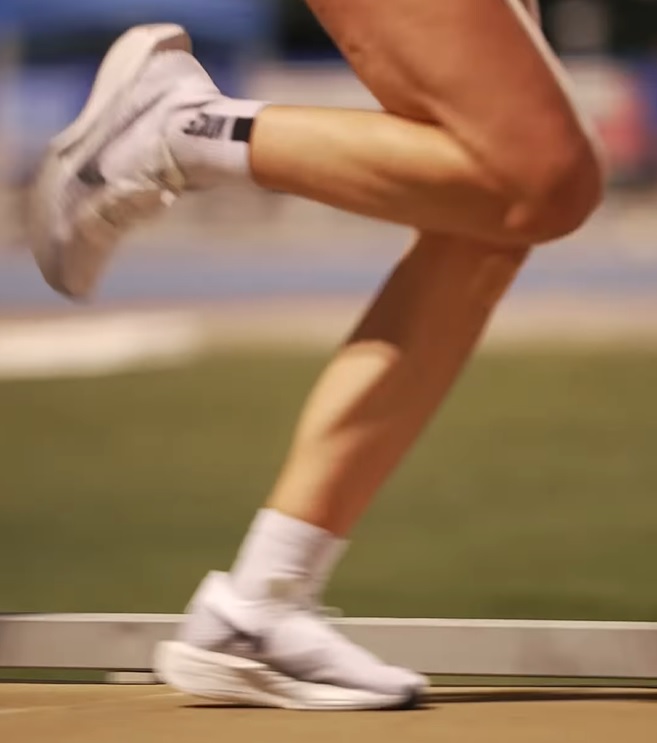 ICYMI - #NCAATF athletes are still using 40mm road shoes on the track in direct violation of @WorldAthletics  rules. 

Video still from #ACCTF last night.