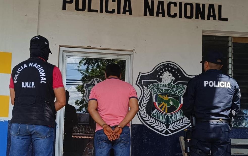 Mediante acciones operativas en el Corregimiento de Tres Quebrada, Distrito de los Santos aprehendimos a un ciudadano de 46 años requerido mediante oficio por el delito Contra la Seguridad colectiva relacionado con droga. #SinTregua