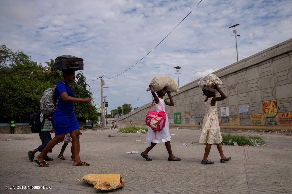 Haiti: A violência contínua na capital, Porto Príncipe, deslocou milhares de famílias, deixando as crianças especialmente vulneráveis ​​a surtos de doenças. Apesar dos desafios, o @UNICEF ajudou a fornecer água potável a 30.000 pessoas. news.un.org/pt/story/2024/…
