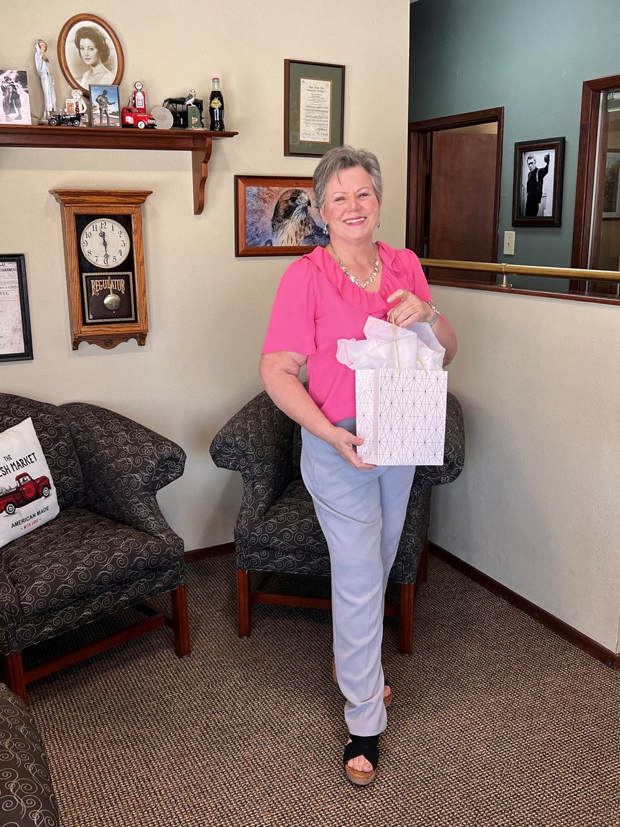 RalphFarm's tweet photo. Wishing a wonderful Mother's Day to Donna, our dedicated and talented office manager. May all the beautiful moms enjoy a fantastic day. 🌻 https://t.co/pl9g0xBV7K