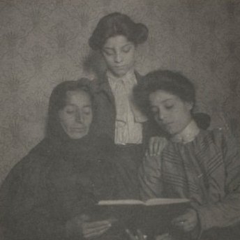 En el acervo de Gibran Kahlil Gibran que se conserva en Museo Soumaya, se encuentra esta fotografía donde Kamileh, madre del artista, posa junto a Sultana y Marianna, hermanas del pensador.