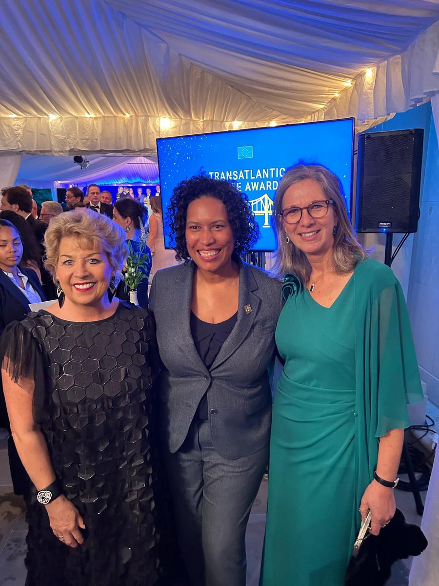 Uplifting evening at the Transatlantic Bridge Awards last night. Congratulations to honorees #WendySherman, @SuzanneUSCC and @TimothyDSnyder! Always delighted to see @MayorBowser!