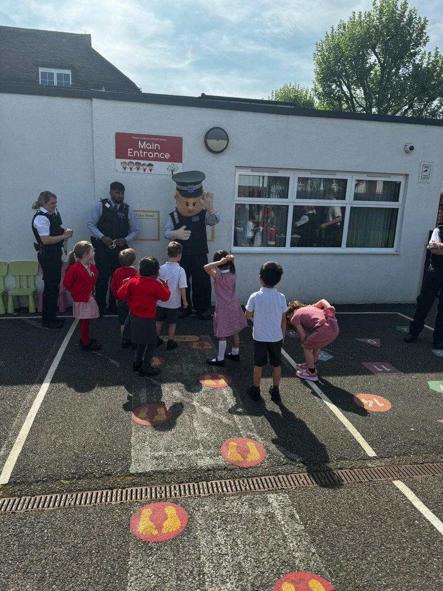 Lights & sirens in Reception today! Our local police officers👮🚓 came to visit and the children had a blast exploring police vehicles, getting their fingerprints taken, and trying on some equipment! Huge thanks for a fantastic learning experience! @LEOacademies #WeARELEO