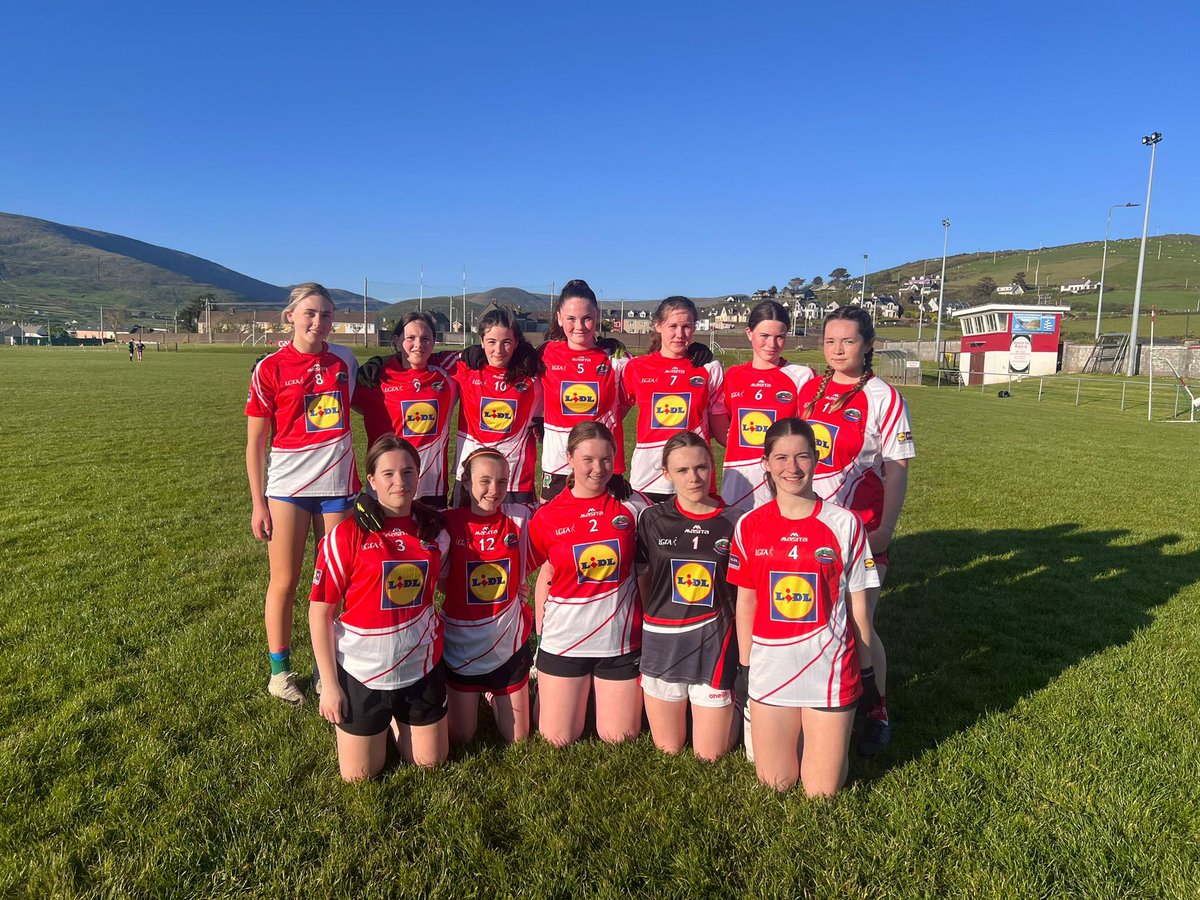 Bua den scoth ag foireann faoi 16 anocht in Páirc an Aghasaigh in aghaidh Shannonside Tarbert 👏 

What a win for our U16 girls today in the sunshine - unreal performance by all 🔴⚪️