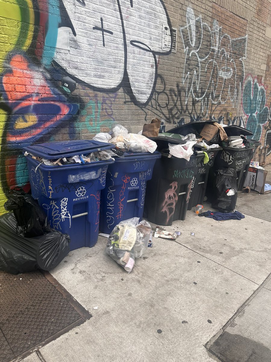wb_bklyn's tweet photo. @ReynosoBrooklyn @JenGutierrezNYC @stnicksalliance @NYCSanitation Another week without garbage pick up.  Did the management company abandoned this property?  90 Bushwick Ave 11211 https://t.co/A9fRdXiQm8
