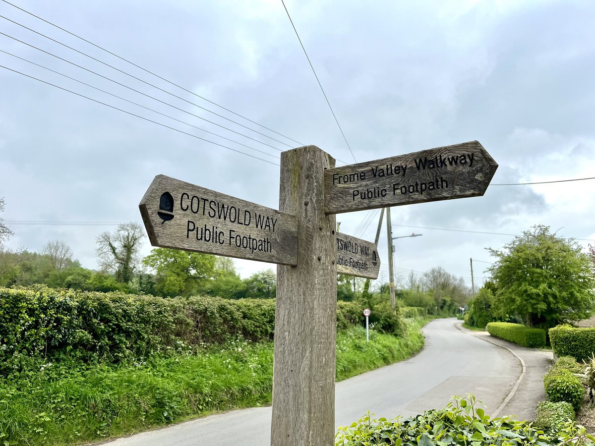 #Fingerpostfriday The #FromeValleyWay heads West from the #CotswoldWay in Old Sodbury, #Gloucestershire Photo: 5.5.24