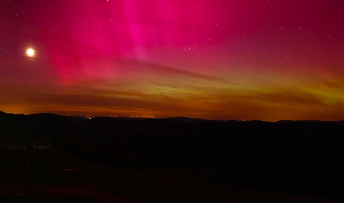 🌌 Des aurores boréales sont signalées dans toute la France ce vendredi soir, jusqu'au sud. Festival de couleurs observé à la Bresse dans les Vosges. (via <a href="/skaping/">Skaping - Webcams touristiques 360°</a>)
