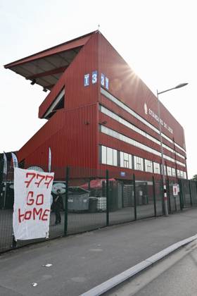 Kulüp sahiplerine protestoda bulunan Standard Liege taraftarlarının stadyum çevresinde açtığı bazı pankartlar.👇