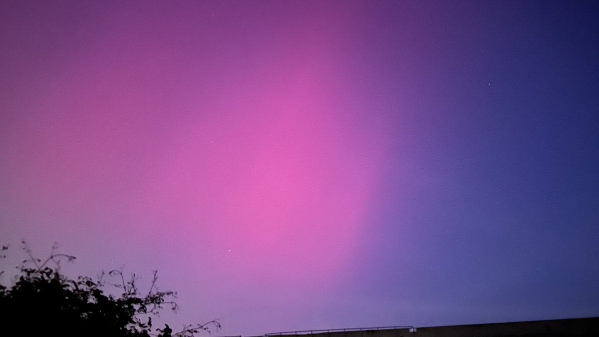 Wil je weten of er noorderlicht is waar te nemen in je omgeving en heb je een redelijke telefoon, zet de flitser uit en scan de hemel af, het hoeft niet eens op een super donkere plek hoor. Deze zijn gewoon genomen in de bebouwde kom vanaf ons dakterras.