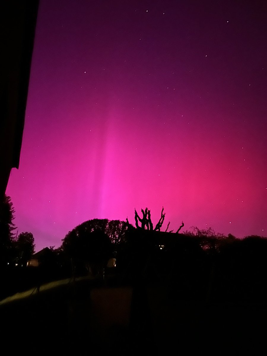 Poggi eclair le ciel jusqu'à la planche des belles filles 😅😅😅trop fort mec!!
<a href="/TamauPogi/">Tadej Pogačar</a> 
<a href="/DansLaMusette/">Dans la Musette</a> 
<a href="/GDiGrazia/">Guillaume di Grazia</a> 
<a href="/Eurosport_FR/">Eurosport France</a> 
#LesRP 
#AuroreBoréale