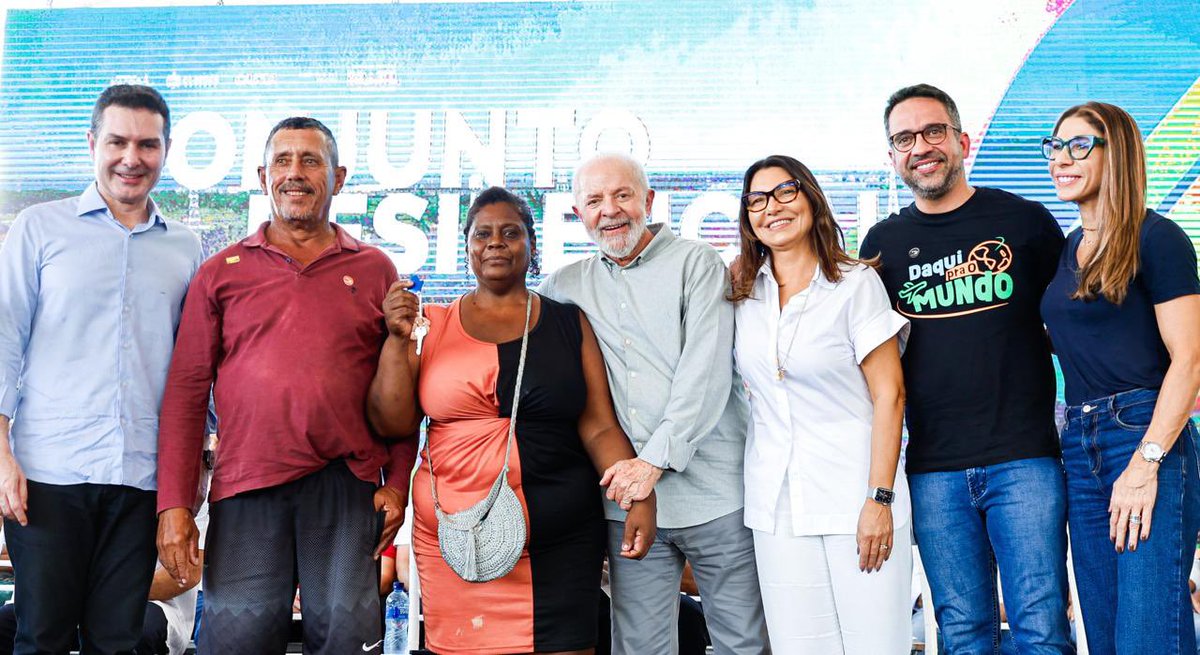 JanjaLula's tweet photo. É sempre muito emocionante acompanhar a entrega do Minha Casa, Minha Vida. Hoje nós conhecemos a Rosely, uma das 3.500 pessoas beneficiadas com sua casa própria aqui em Maceió, Alagoas. Que cada vez mais pessoas conquistem o direito à moradia! 🏠

📸 Cláudio Kbene https://t.co/8ruETkpCMa