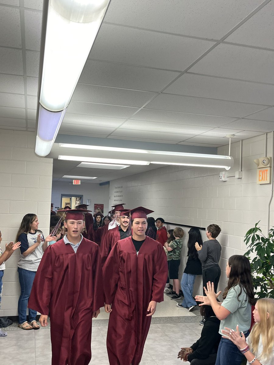 WhiteKnollElem's tweet photo. Today was FUN celebrating the class of 2024!!! @LexingtonOne @wk_timberwolves https://t.co/b8SeKerg1M