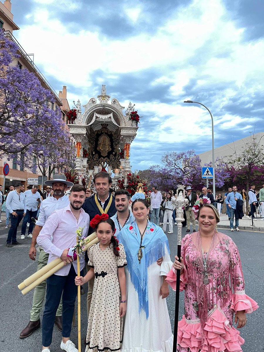 #ElRocío24 - La cofradía entrega las velas que acompañaron a María Santísima de la Trinidad Coronada el pasado #LunesSanto24 para que alumbren al divino Simpecado de la @HdadRocioCaleta en su camino para encontrarse con la Virgen del Rocío. #CofradíasMLG.