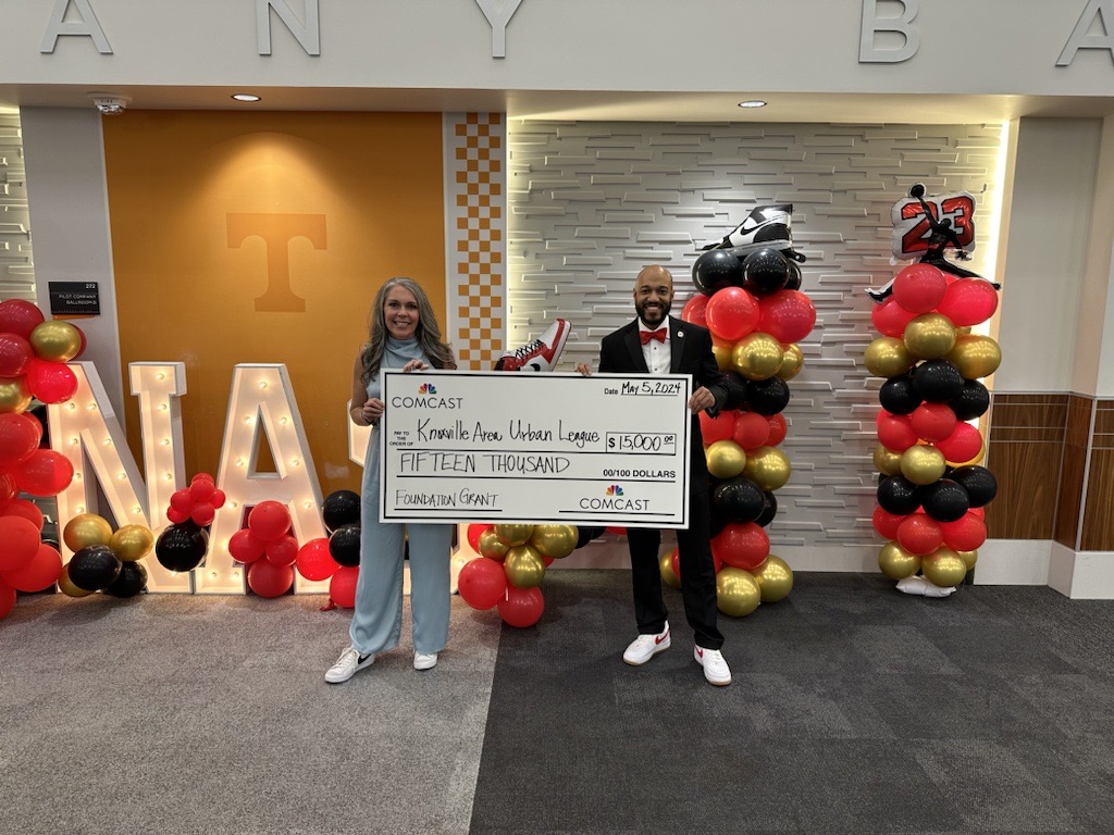 Comcast presented a $15K grant to the @KnoxUrbanLeague last weekend at their Sneaker Ball which took place at the @UTKnoxville Student Union ballroom. This grant will be used to further their National Achievers Society for digital equity training. 🤝