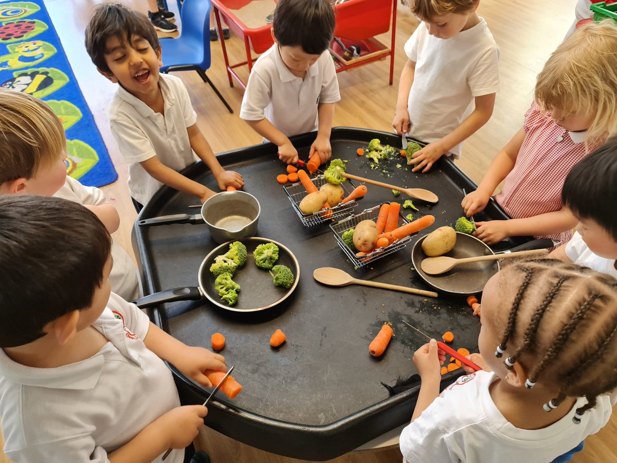Super veggies to the rescue! Our Nursery children had great fun practising their chopping and cooking skills today as well as some sensory play while trying to break the pees out of the ice! Great fun! @LEOearlyyears #WeAreLEO