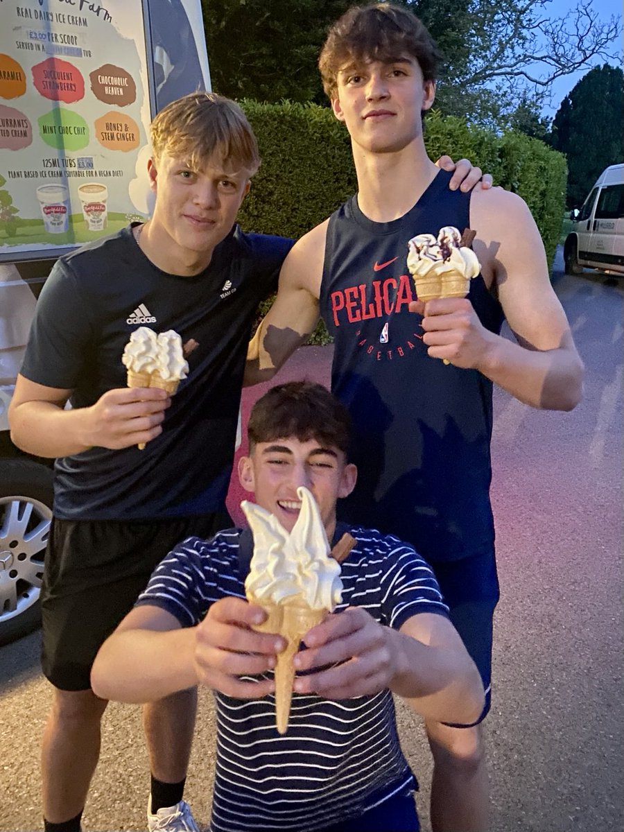 Can there be a better way to celebrate the end of a long day of warm weather and tough exams than with a monstrous amount of ice cream?! 🍦🍦🍦