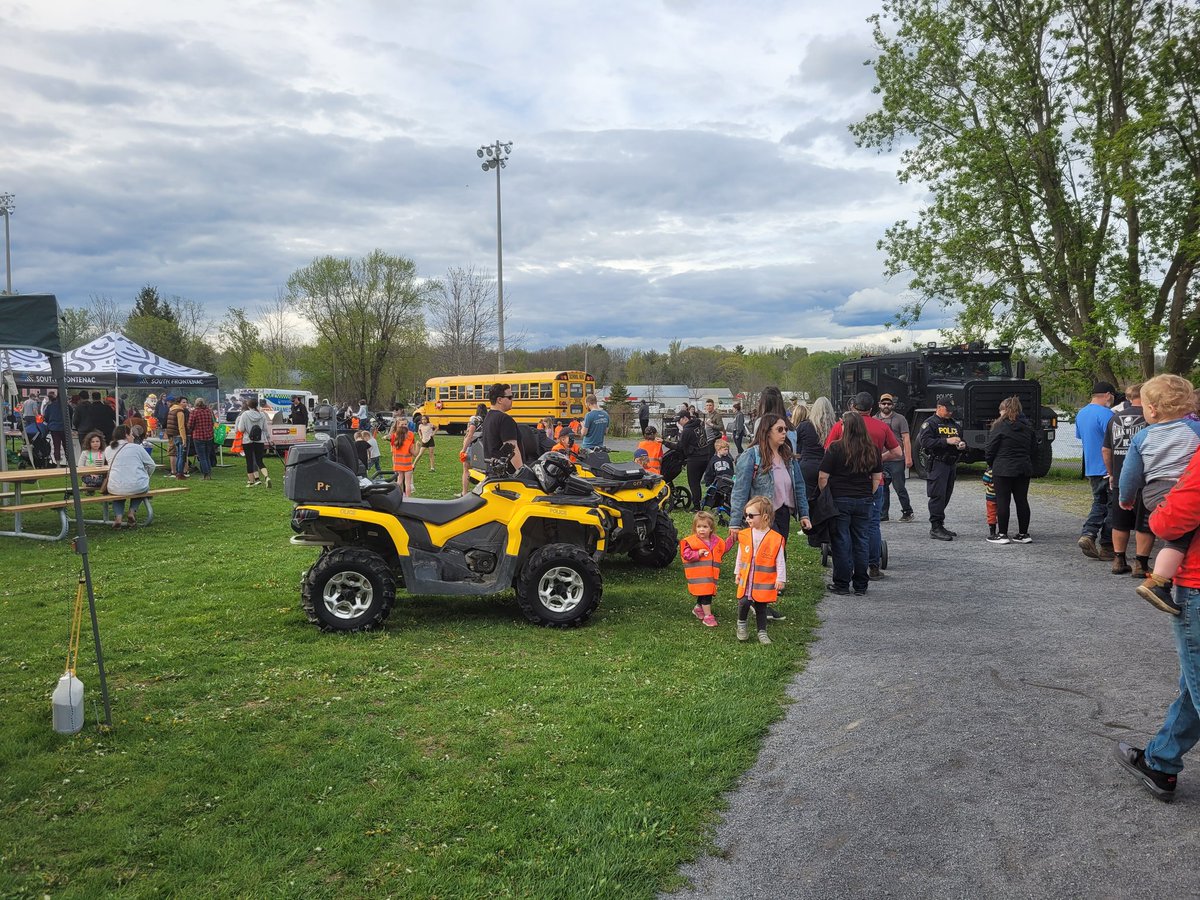 OPP_ER's tweet photo. #FrontenacOPP Officers participated in the Touch-A-Truck event in Sydenham. Lots of fun and excitement for kids and families at this free event. Many community agencies on site. #SFfire #CanadianForces #FrontParamedics #SFtwp ^rm https://t.co/ev24fstXLa
