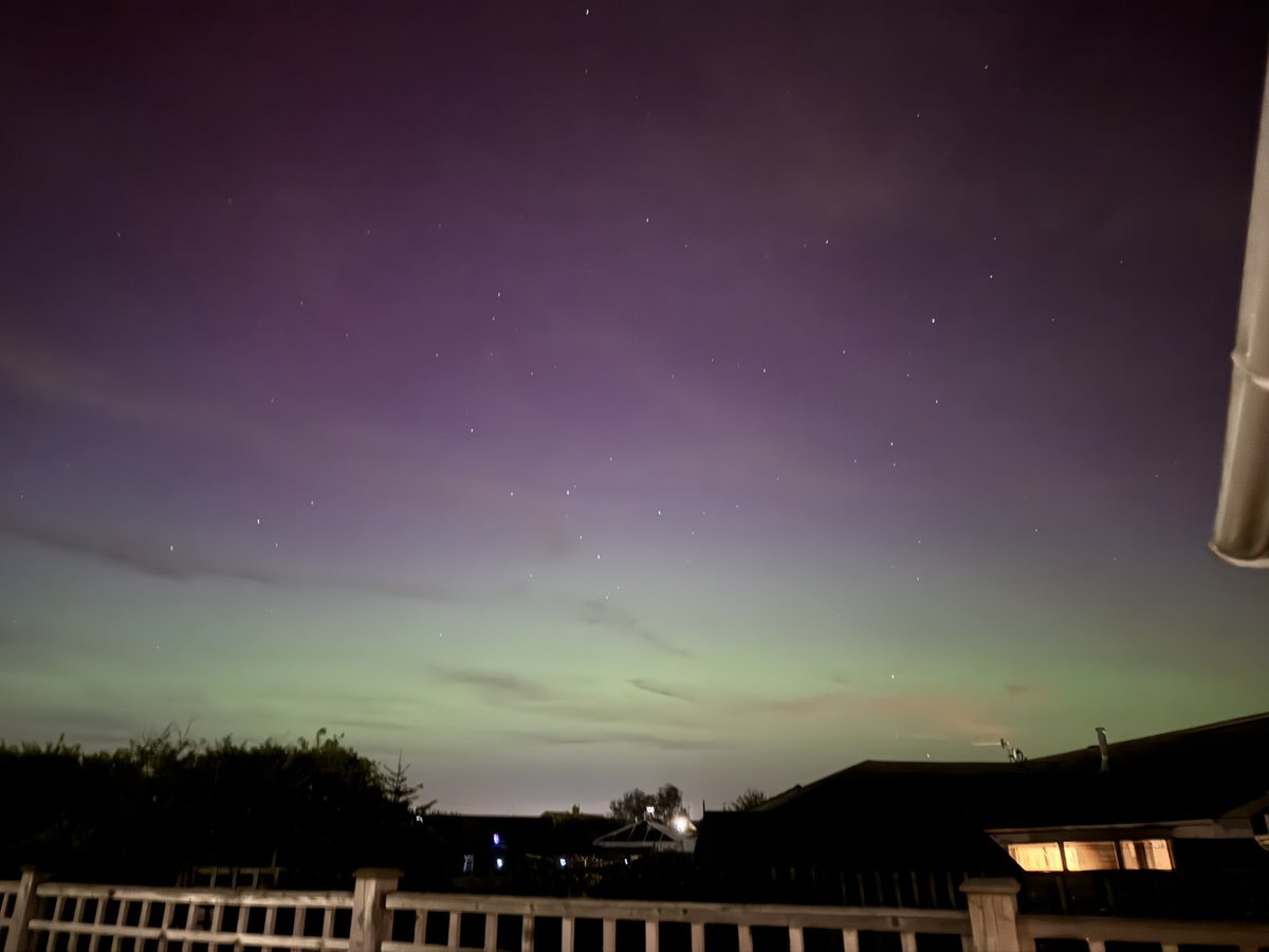 Selsey, West Sussex - lots of green with the pink now  #aurora #BBCBreakfast #bbcweather #bbcsouthnews