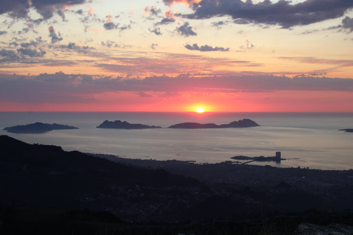 Atardecer este viernes 10 de mayo desde el Monte Alba. Vigo.