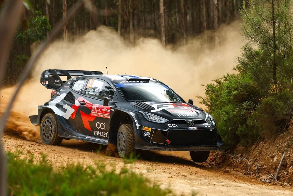 🏁Kalle Rovanpera lideró el día viernes en Portugal. Quinta fecha del Word Rally Championship. 🇫🇮El finlandés marcó un registro de 1:25:004 ➡️Por detrás de él quedaron: 2do: Sebastien Ogier 🇫🇷 3ero: Takamoto Katsuta 🇯🇵 4to: Ott Tanak 🇪🇪 5to: @DaniSordo 🇪🇸 #WRC