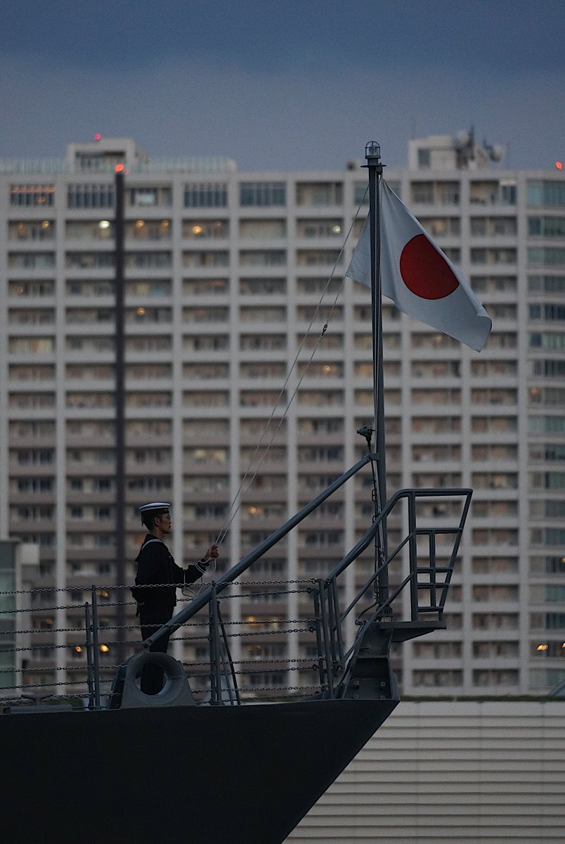 練習艦「かしま」艦首旗降下5分前～🫡