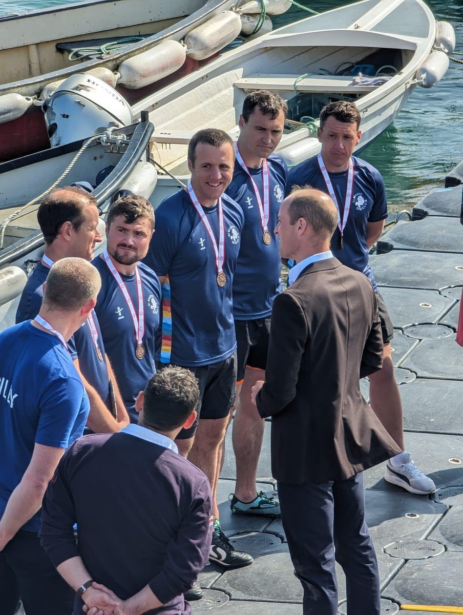 Prince William met members of St Mary's Gig Club during his visit to the Isles of Scilly 

📸 Meriel King