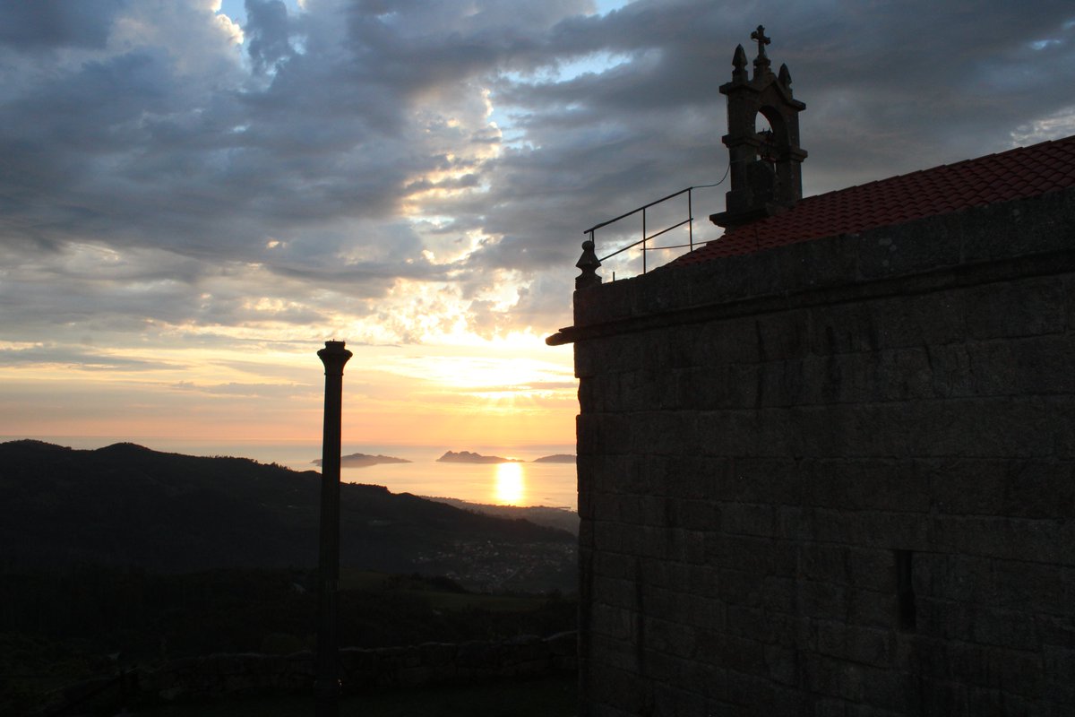 Desde la ermita de Nuestra Señora del Monte Alba contemplamos la puesta de sol este viernes 10 de mayo. Vigo.