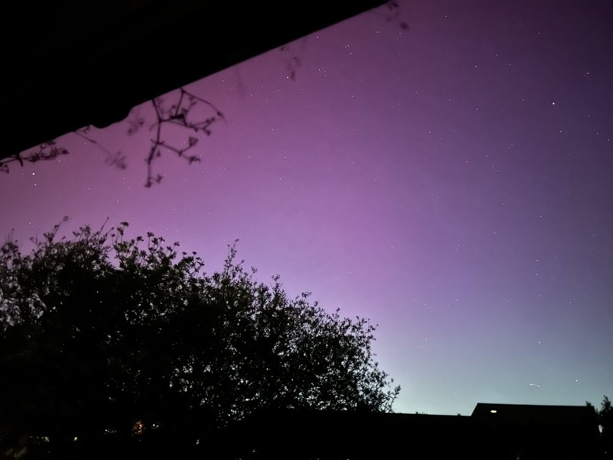 weeksuk's tweet photo. Now getting some green in Hastings East Sussex  @VirtualAstro #aurora https://t.co/7TYI0o1Mc7