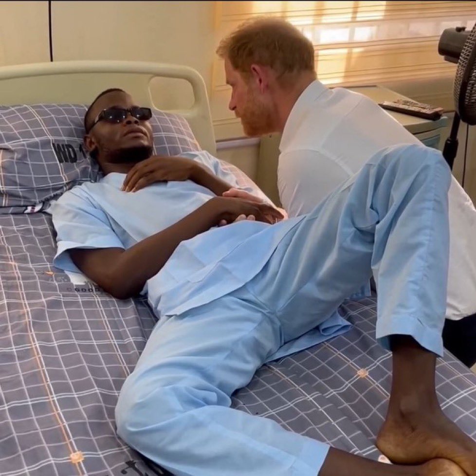 according2_taz's tweet photo. There’s just something a little off with these photos of Harry visiting injured servicemen …. https://t.co/X5S8ERKJY1