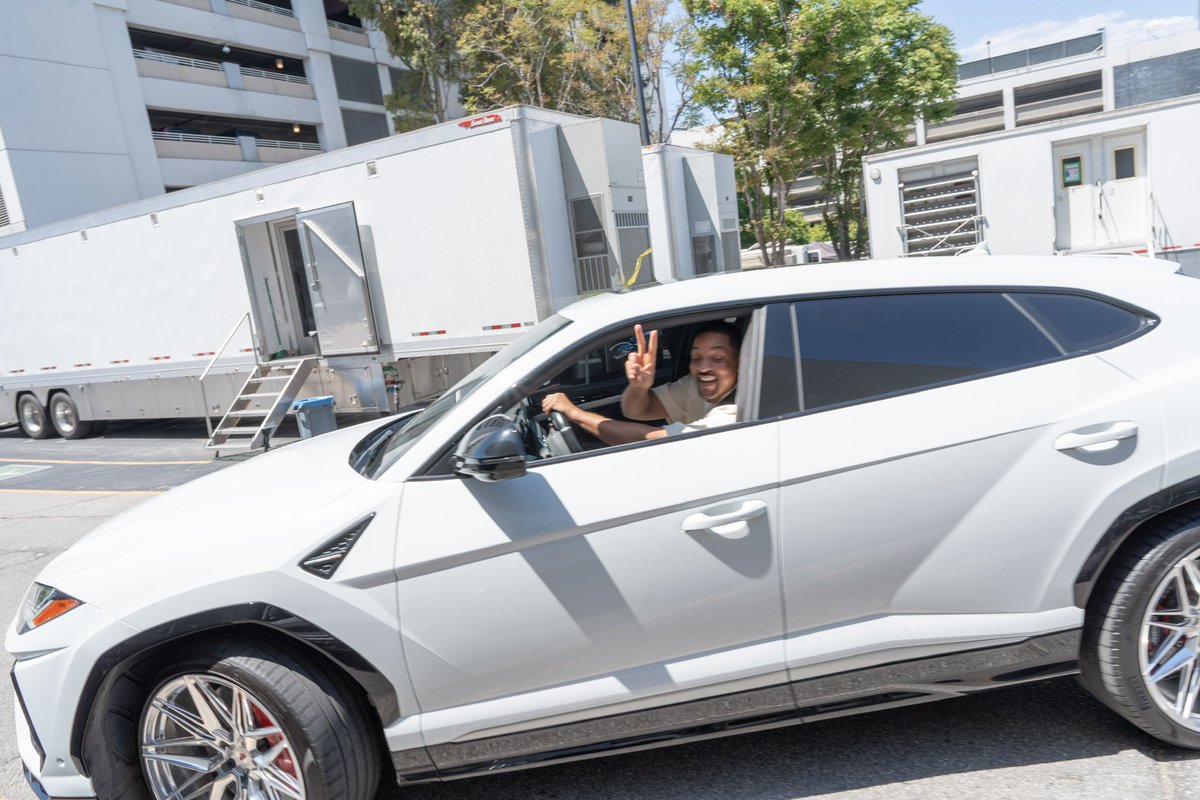 my_your_hobby's tweet image. ウィルスミスいたんだけど笑
やば！触れる近さ！
しかもわざわざ窓開けてピースしてくれた笑