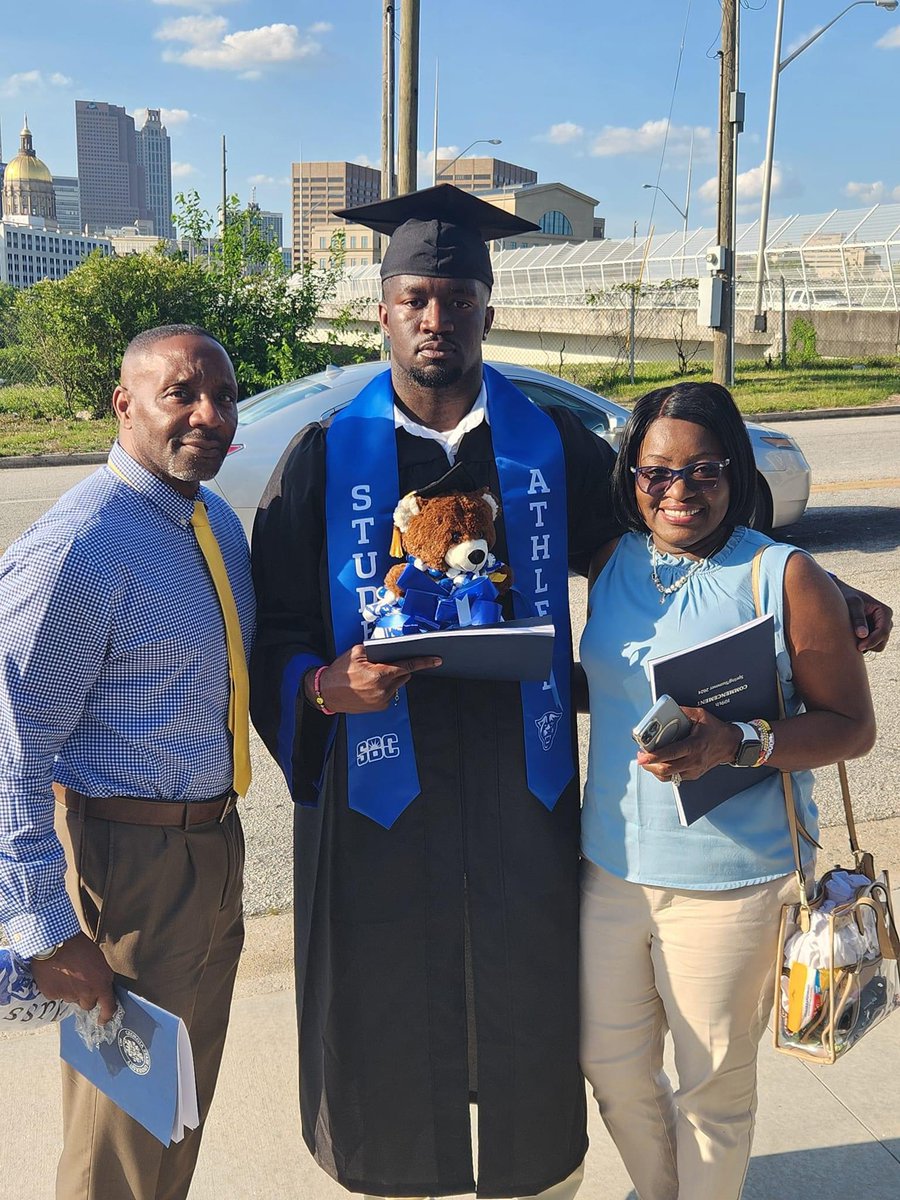 College Grad 💪🏿 #LongLiveGmoney💔