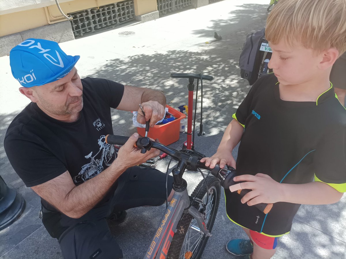 Máximo interés de que la bicicleta forme parte de la cotidianeidad Y es que... ¡A qué peque no le gustaría ir todos los días en bici al cole! 🚲🏫👨‍👦 @afalapaloma @TallerBiciGDTN