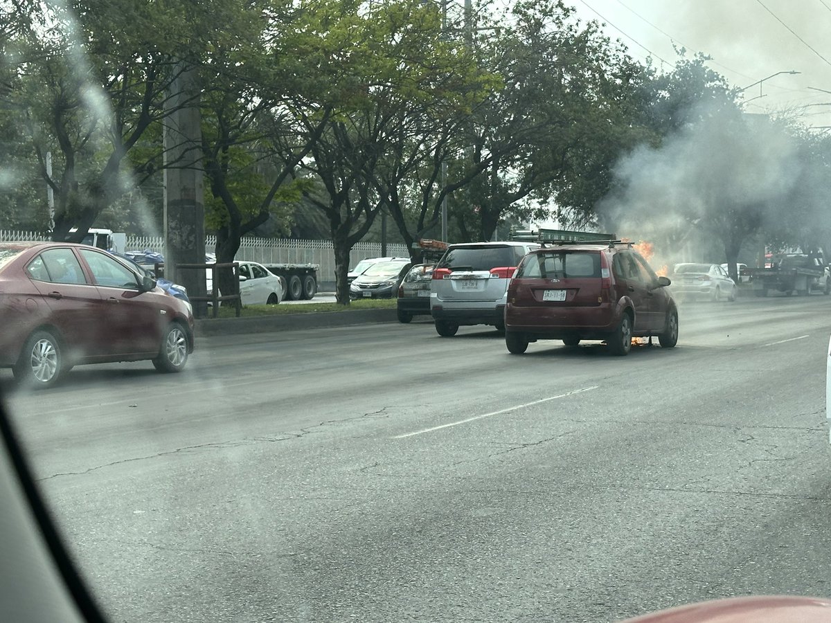 🔥#Incendio de vehículo en Av. Nogalar y Av. Famosa, Col. Cuauhtémoc #SanNicolás vía @den_velez1 autoridades en el área @den_velez1 1AWYJF