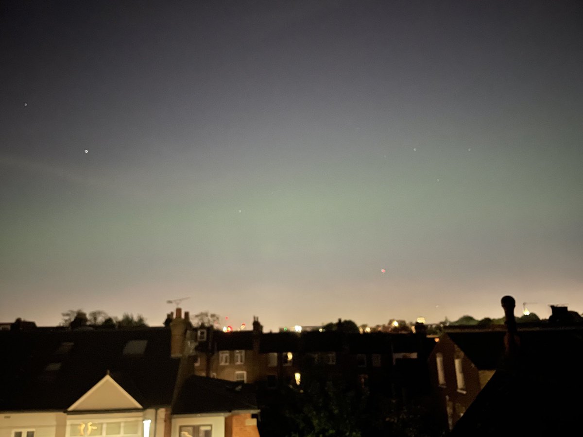 Wow .. if you use your phone you can catch the aurora over South London