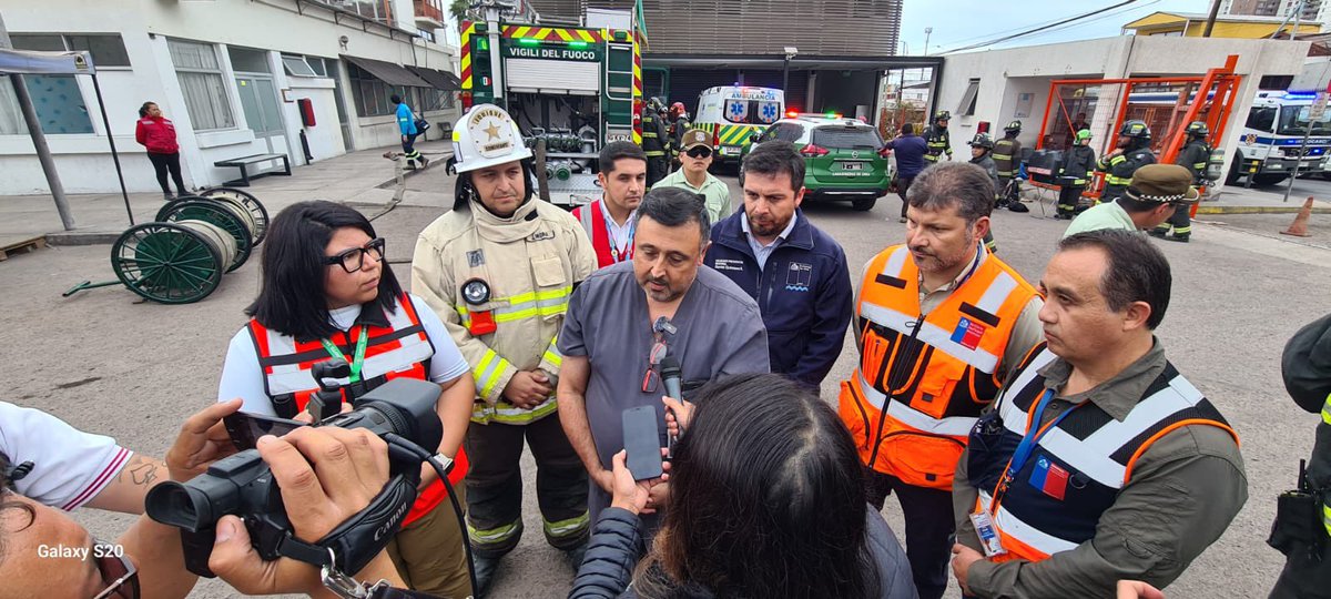 Con la participación de @DPRTarapaca @dquinterosr se materializa #Simulacro de Incendio en @Hospitaliquique coordinado por el Comité de Riesgos y Desastres del sector #Salud con el apoyo de @cbi_iqq @CarabTarapaca y @Senapred @ministeriosalud