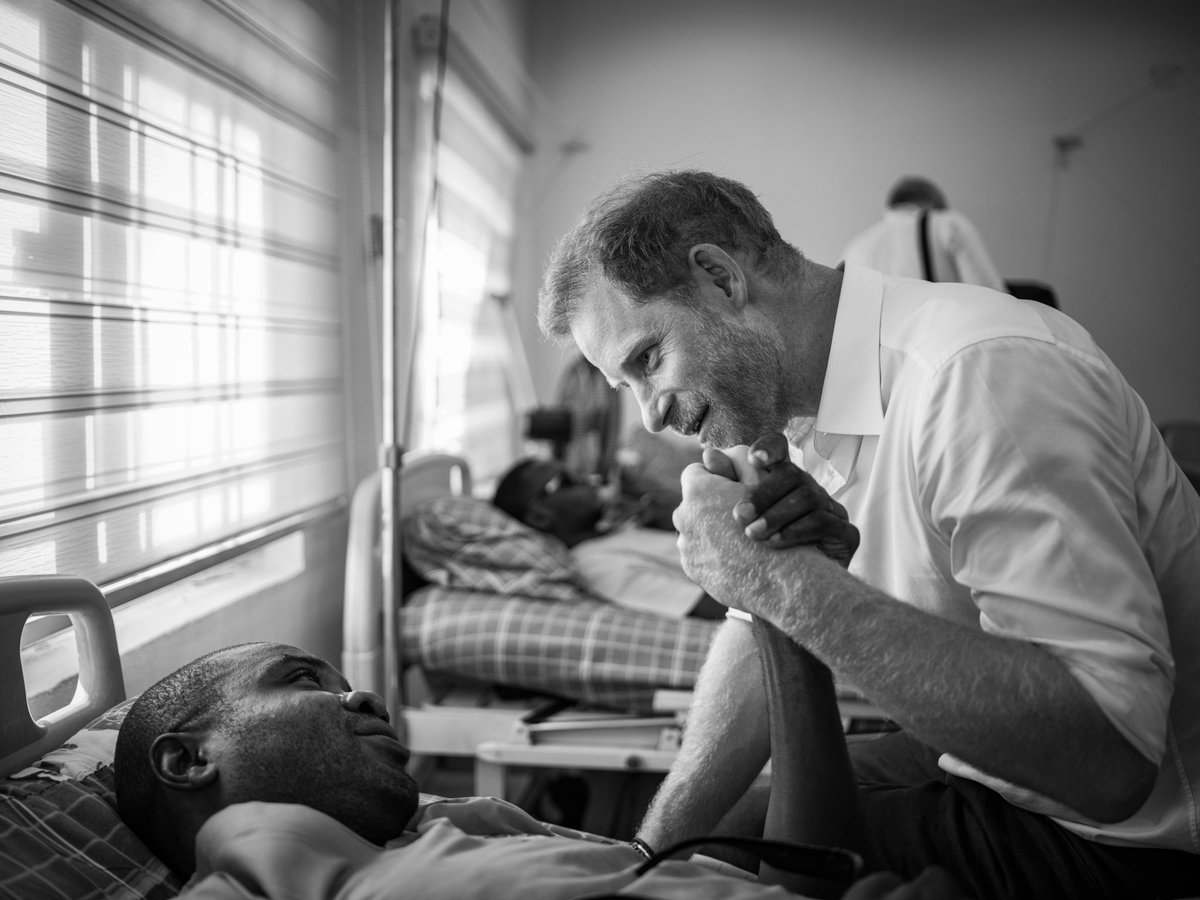 A profoundly powerful moment today at the Amputee hospital in Kaduna.

The Duke of Sussex with a Nigerian military veteran.

Photographed by me.
