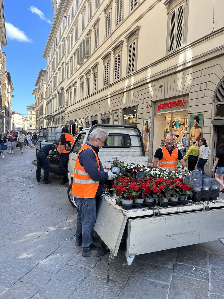 Grazie ai giardinieri del Comune di Firenze che con tanto amore, cura e competenza si prendono cura del nostro “verde urbano” e ben arrivato a Stefano in questo gruppo, a cui va tutta la mia stima👏!