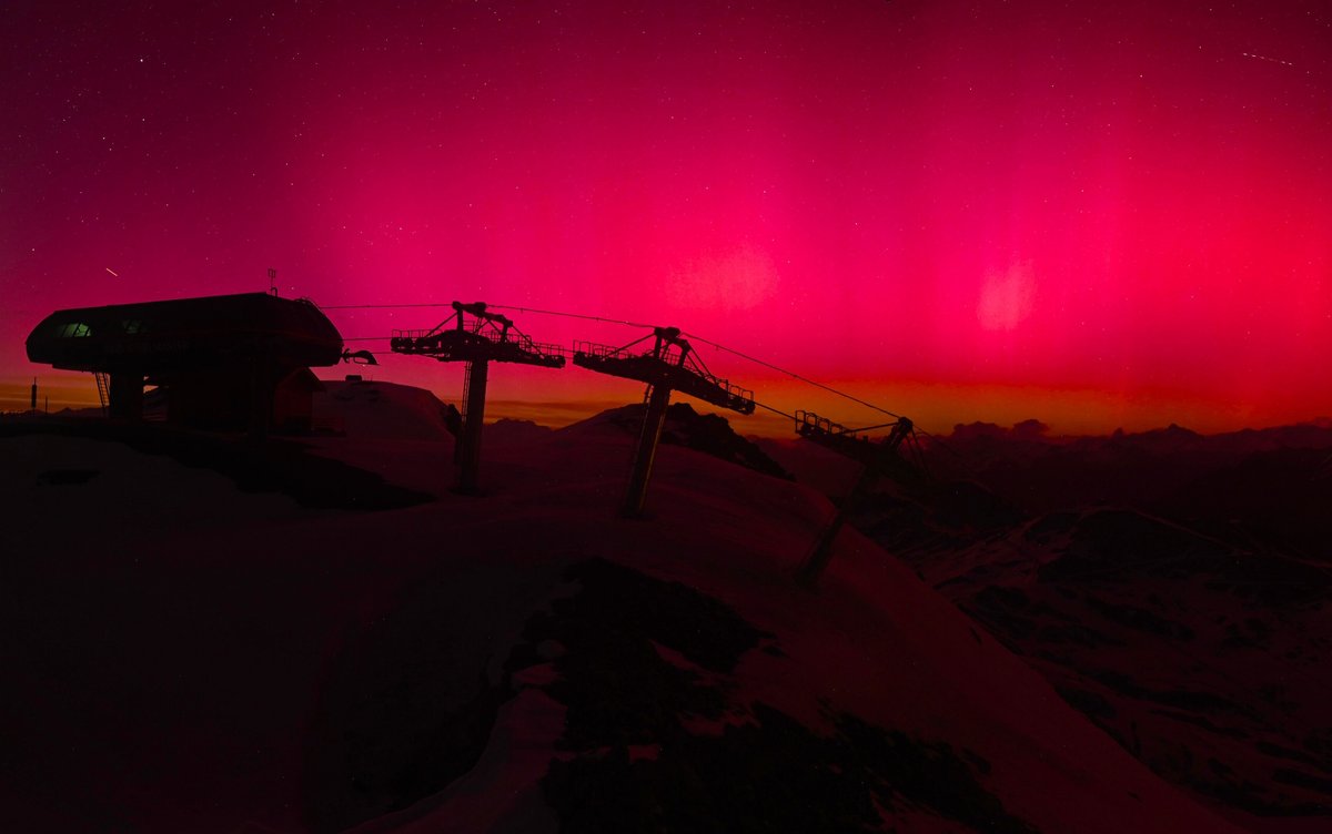 🌌 Autre vue exceptionnelle des aurores boréales observées ce vendredi soir depuis les sommets de Vars dans les Hautes-Alpes, suite à une tempête géomagnétique majeure. (via @skaping)