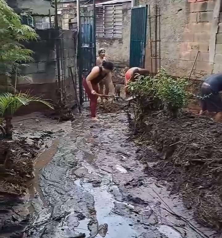 Atienden familias afectadas por lluvias en sector de Maracay #Aragua Reportaron la inundación de varias viviendas en el sector La Pedrera. #PRELEMI #10DeMayo #VenezuelaFestivalDeAmor