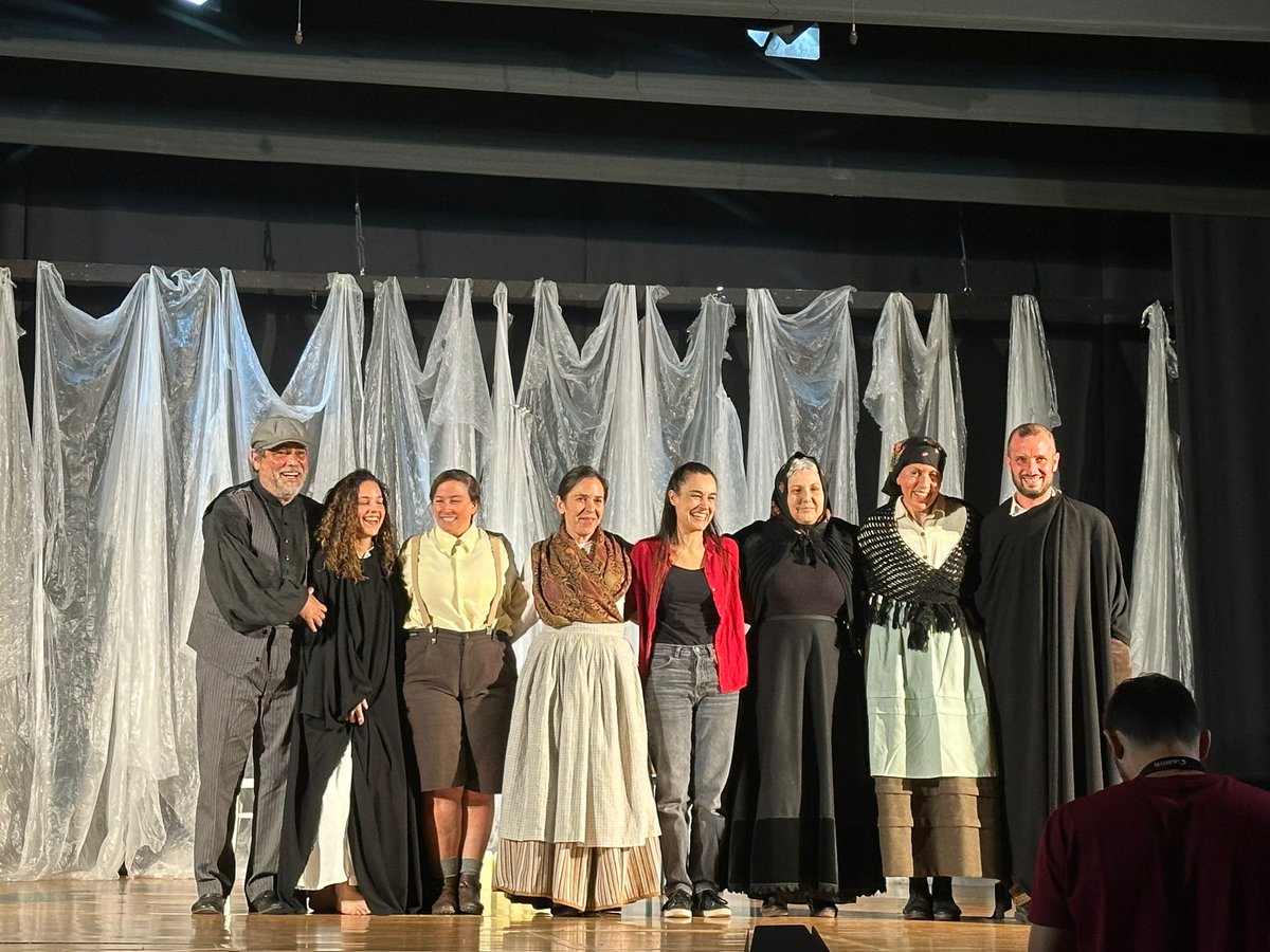 Parabéns aos compoñentes de Son d'aquí Teatro e a <a href="/ManuelaVarela8/">Manuela Varela</a> pola representación de hoxe no #IesRosaliaMera. 
👏👏👏👏👏👏